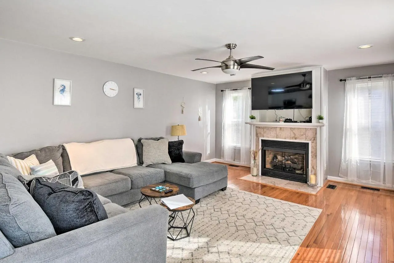 Norfolk Beach House Rental With Private Pool! Holiday home